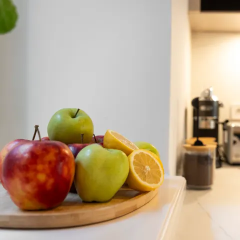 Świeże owoce w kuchni apartamentu