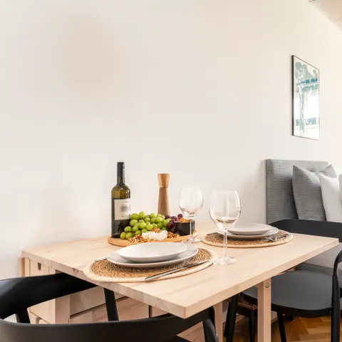 Nakryty stół w apartamencie