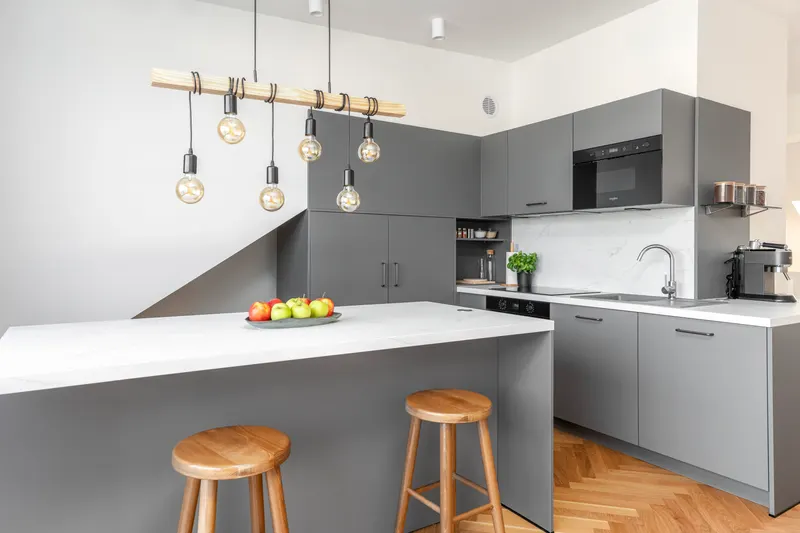 Kuchnia apartamentu z wyspą